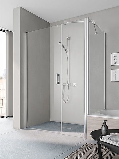 Drzwi wahadłowe 1-skrzydłowe z polem stałym KERMI ŁAZIENKI Pega PE 1OR strona prawa 1450-1500 x 2000 mm srebro wysoki połysk szkło hartowane ESG przezroczyste z powłoką KermiCLEAN  | PE1OR15020VPK