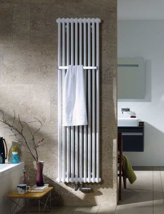 Grzejnik żeberkowy Charleston Bar 2150 1246 W 577 x 1492 x 62 mm RAL 9016 traffic white przyłącze 3470/5410 | CPV215012RAL9016